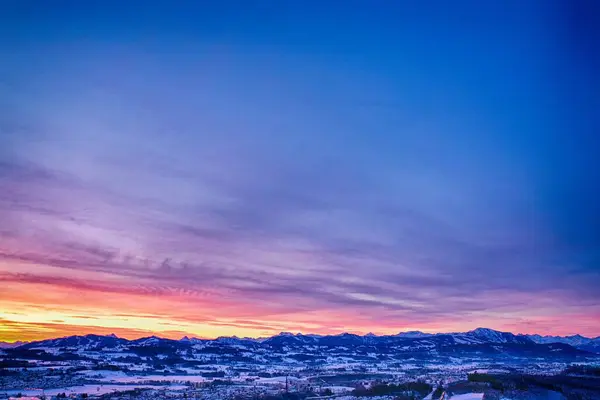 Almanya 'nın geleneksel konut banliyölerinde kar yağışı görülüyordu. Kar, buz ve kötü hava koşulları konutlarda işleri hareketsiz hale getiriyor..