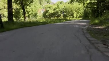 Arka planda evi olan bir yol. Bir insan yolda yürüyor.