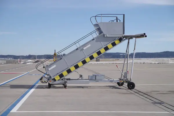 Yerde büyük metal merdiven var. Merdiven sarı ve siyah.