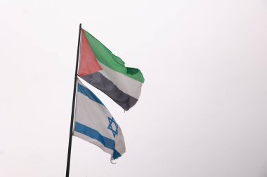 Bir İsrail ve Filistin bayrağı rüzgarda birlikte barış ve beraberliğin sembolü ve iki devletten oluşan bir çözüm olarak