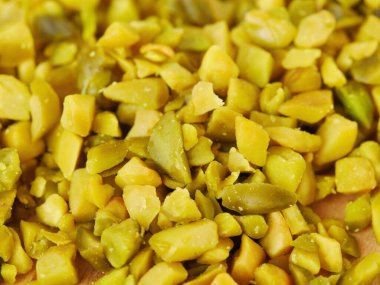 Bir yığın yeşil yiyecek ve bir sürü parça. Fındık ve sebze karışımına benziyor..