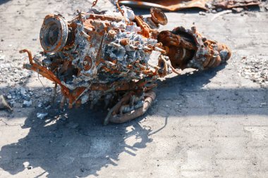 Paslı bir motor yerde duruyor. Motor eski ve paslı, ve bakımsız bir durumda. Olay yeri ıssız ve terk edilmiş. Yaşam belirtisi ya da aktivite yok.