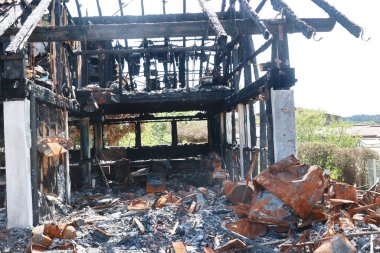 Bir sürü enkaz ve dumanla yanmış bir bina. Sahne yıkım ve yıkım dolu.