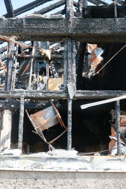 Bir bina yanıyor ve yıkıldı. Yangın yapıda büyük hasara yol açtı.