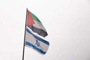Bir İsrail ve Filistin bayrağı rüzgarda birlikte barış ve beraberliğin sembolü ve iki devletten oluşan bir çözüm olarak