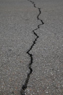 Yoldaki çatlak siyah-beyaz gösteriliyor. Çatlaklar uzun ve derin ve yakın zamanda meydana gelen bir depremin sonucu. Yıkım ve kırılganlık kavramı