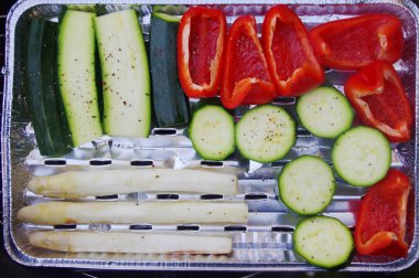 İçinde kuşkonmaz, biber ve salatalık da var. Sebzeler bayrağa benzeyecek şekilde dizilmiş.