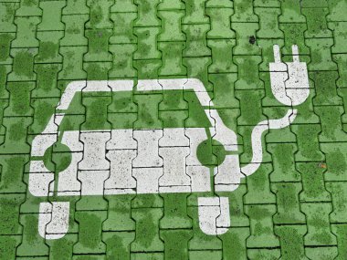 Yeşil fayanslar üzerinde sürdürülebilir ulaşımın önemini destekleyen, elektrik yüklü bir arabayı temsil eden bir sembol.