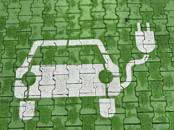 Yeşil fayanslar üzerinde sürdürülebilir ulaşımın önemini destekleyen, elektrik yüklü bir arabayı temsil eden bir sembol.