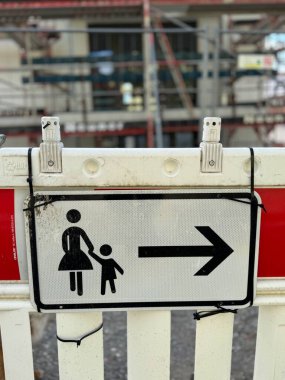 İnşaat alanlarında erişilebilirliği gösteren, kadın ve çocukların yönünü gösteren bir işaret..