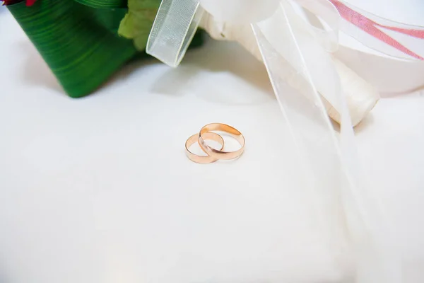 Belos Anéis Casamento Fundo Branco — Fotografia de Stock