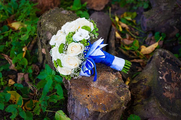 Όμορφη Νυφική Ανθοδέσμη Από Λευκά Και Μπλε Λουλούδια — Φωτογραφία Αρχείου