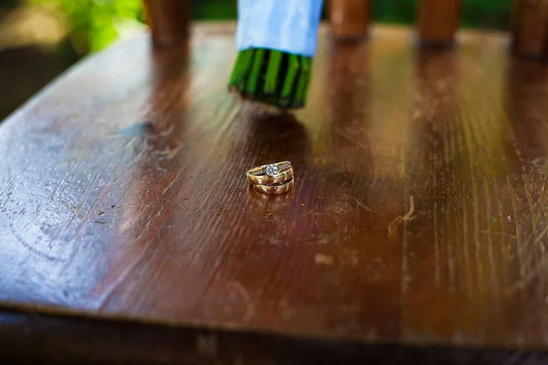 漂亮的新娘花束和戒指 站在椅子上 — 图库照片