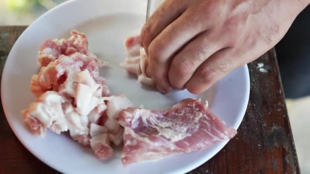 Hombre Corta Carne Roja Pedazos Con Cuchillo Tazón Blanco Cocinando — Vídeo de stock
