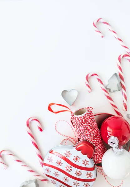 Los Caramelos Navidad Junto Con Los Cortadores Galletas Los Juguetes —  Fotos de Stock