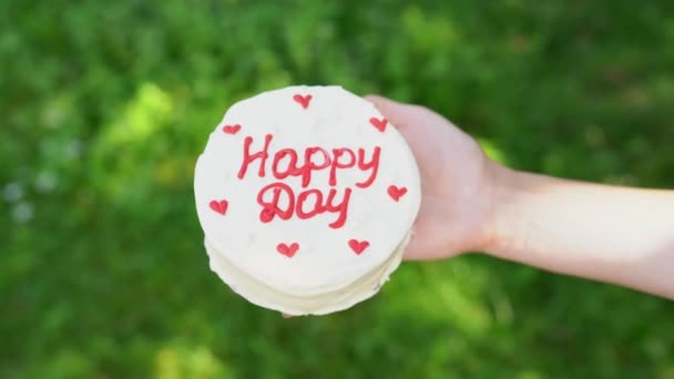 Вкусный Пирог Надписью Счастливый День Красные Сердца Счастливый Подарок День — стоковое видео