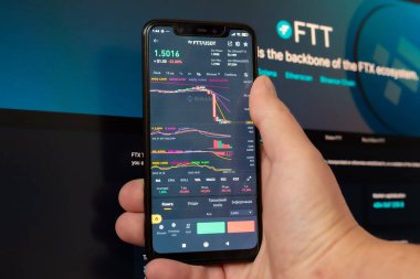 Kyiv, Ukraine - November 14, 2022 Global fall of cryptocurrency - FTT token fell down on the chart crypto exchanges Binance on app. FTX exchange bankruptcy and the collapse depreciation of token clipart