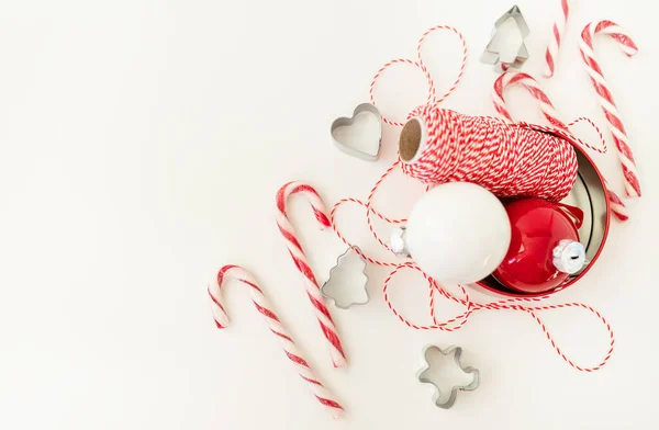 Різдвяні Цукерки Разом Різаками Печива Іграшками Ялинки Червоною Ниткою Упаковки — стокове фото