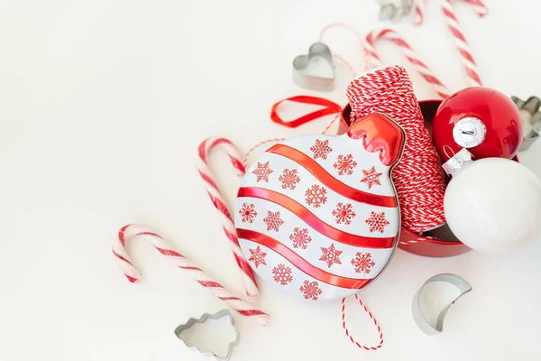 Los Caramelos Navidad Junto Con Los Cortadores Galletas Los Juguetes —  Fotos de Stock
