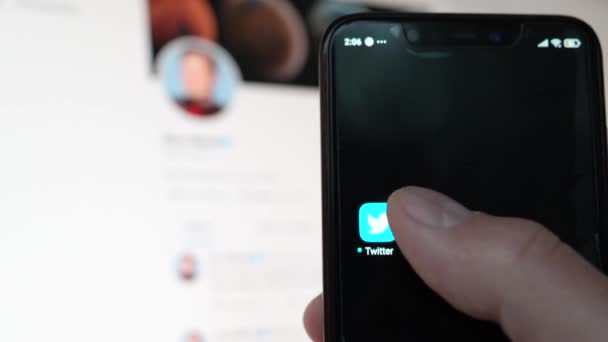 乌克兰基辅 2022年11月21日 用户从智能手机上移除了社交媒体Twitter 其背景是一个开放的Elon Musk 因上瘾而移除数字应用程序 — 图库视频影像