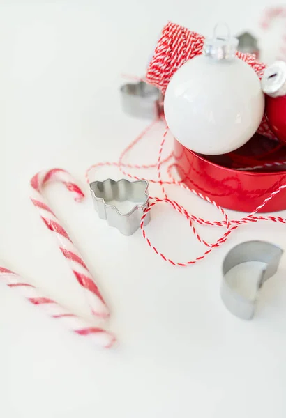 Auf Einem Weißen Tisch Liegen Weihnachtsbonbons Aber Auch Ausstechformen Weihnachtsschmuck — Stockfoto