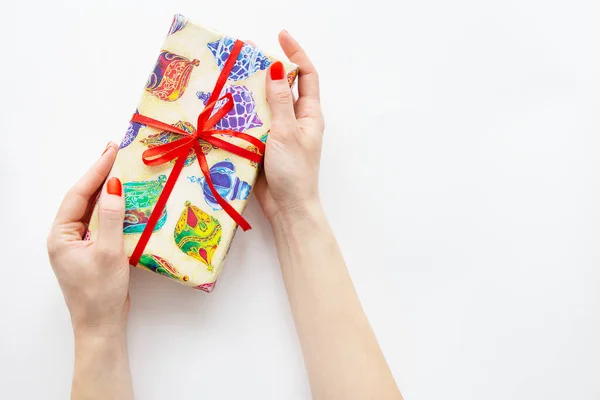 소녀는 배경에 색깔의 종이를 선물을 포장할 시간이야 크리스마스 컨셉트 — 스톡 사진