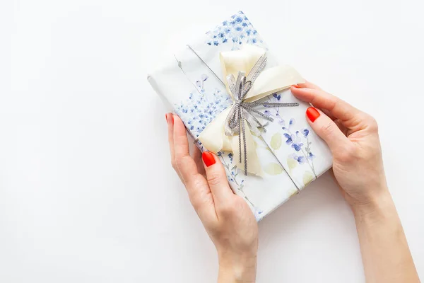 Das Mädchen Hält Auf Weißem Hintergrund Ein Wunderschön Verpacktes Geschenk — Stockfoto