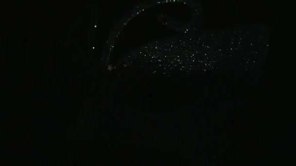 어두운 배경에 전통적 베네치 마스크가 때때로 조명되고 어둠에서 반짝이기도 빛나는 — 비디오