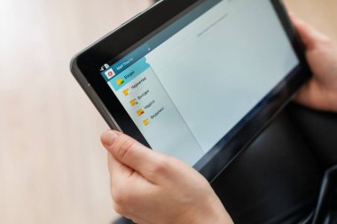 İş kadını elinde bir tablet tutuyor ve o günkü postalarını ve yeni görevlerini kontrol ediyor ofis dışında çalışıyor, uzaktan kumandalı robot. Modern teknolojiler ve iş dünyası