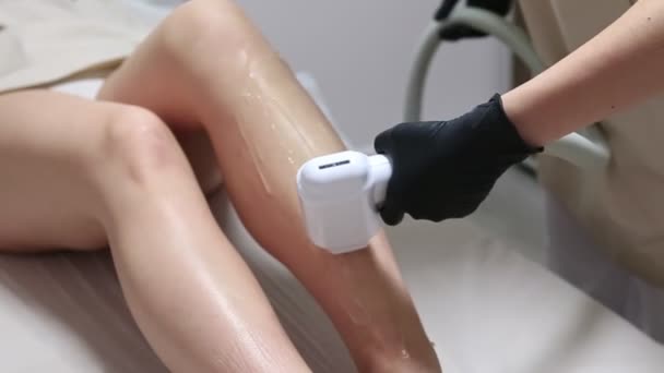 Kvinnliga Ben Att Pulser Laserljus Förstöra Hårsäcken Närbild Förfarandet Kosmetolog — Stockvideo