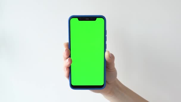 Ręka Młodej Kobiety Trzymającej Smartfona Pionowym Zielonym Ekranem Chroma Szarym — Wideo stockowe
