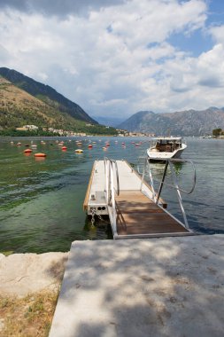 Kotor Körfezi 'nin çok güzel bir güvertesi, küçük bir balıkçı teknesi. Karadağ. Güzel ve rahat bir şehir, Kotor seti. Avrupa 'da dinlenme ve tatil kavramı