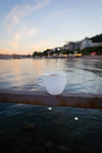 Restoranın Deniz Kenarındaki Terasında Rıhtımda Beyaz Bir Fincan Kahve Duruyor — Stok fotoğraf