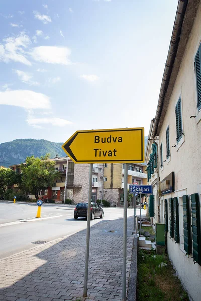 照片上有一个路标 上面印有Budva和Tivat 05两个城市的字样 2021年黑山科托尔 — 图库照片