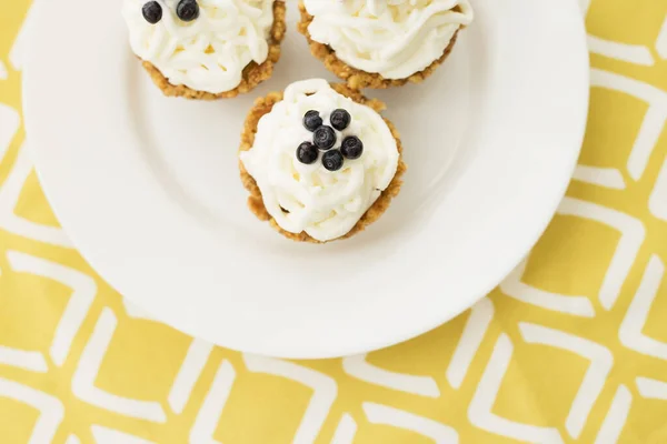 Hausgemachte Muffins Mit Blaubeeren Sahne Und Frischen Beeren Auf Gelber — Stockfoto