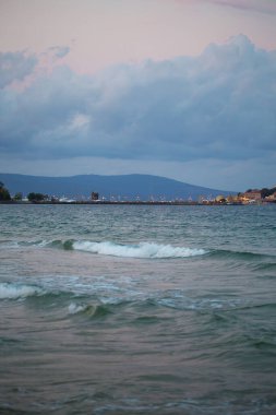 Dalgalarla dolu güzel bir gece. Bulgaristan