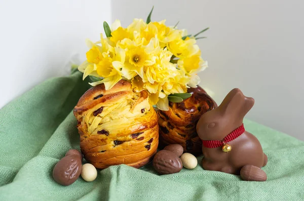 Homemade Easter Traditional Pastries Lie Green Napkin Daffodil Flowers Rabbit — Stock Photo, Image