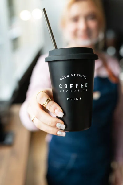 バリスタの女の子は 碑文と黒の金属ガラスを保持準備ホットコーヒーと彼女の手の中に良い朝のお気に入りのコーヒードリンク プロのコーヒーの準備 — ストック写真
