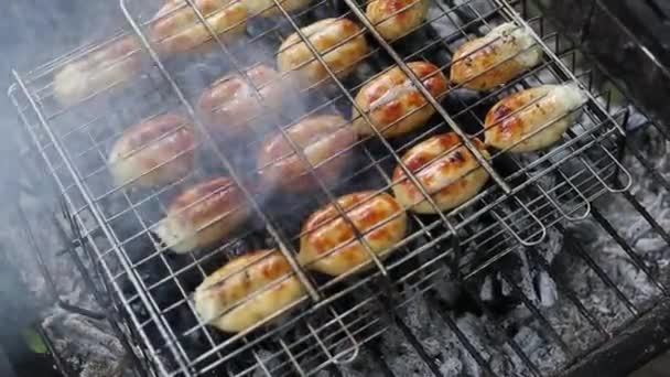 Vista Dall Alto Una Fila Carne Maiale Manzo Bratwurst Grigliate — Video Stock