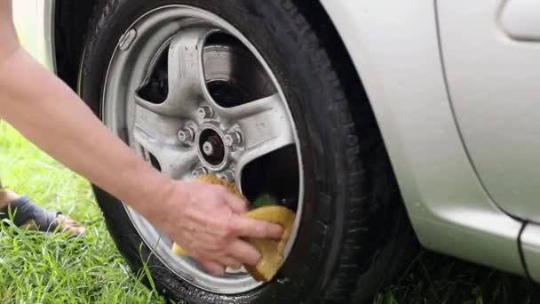 Lavagem Mão Carros Livre Dia Ensolarado Verão Trabalhador Lava Carro — Vídeo de Stock