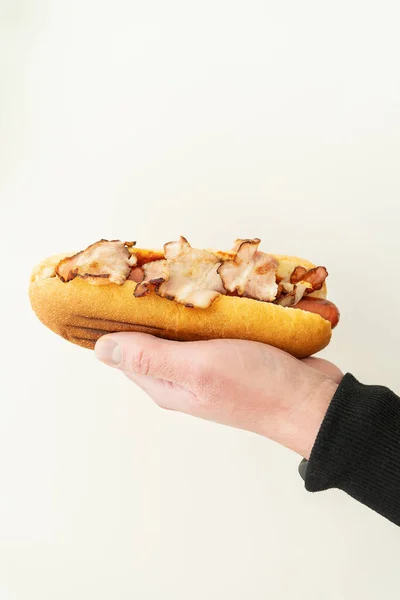Vista Ritagliata Giovane Ragazzo Che Tiene Gustoso Hot Dog Con — Foto Stock