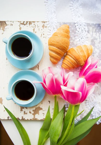 Schöne Tasse Kaffee Croissants Und Rosa Tulpen Auf Altem Weißen — Stockfoto