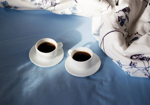 Két Fehér Csésze Kávé Van Ágyban Napfényes Reggel — Stock Fotó