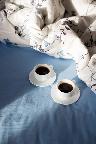 Két Csésze Kávé Ágyban Napfény — Stock Fotó