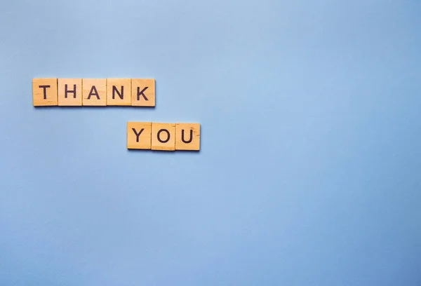 Tahta harflerle yazılmış minyatür yazılar, ahşap yazılar için teşekkürler. Teşekkürler konsept, afiş, kartpostal, geçmiş. Bir yazıt için yer