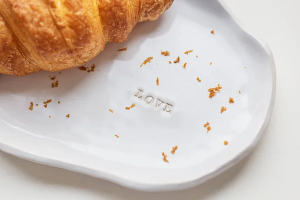 White Handmade Clay Plate Fresh Croissant White Table — Stock Photo, Image