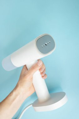 Taşınabilir ev ve seyahat giysileri buharlı gemi. Buharlı gemi bir kadının elinde. Ev işleri.