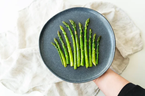 Close Large Plate Asparagus Salt Garlic Delicious Healthy Food Served — Stock Photo, Image