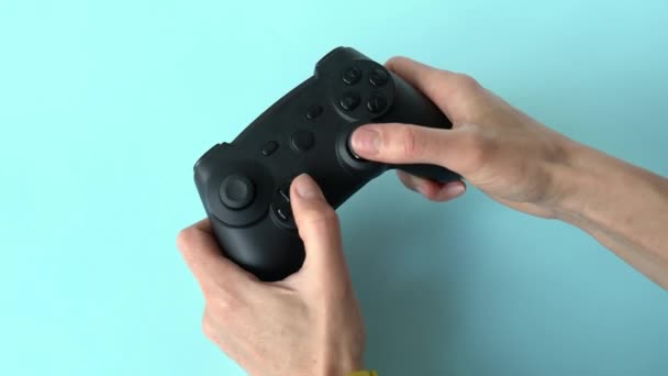 Ciberesporte Profissional Gamer Mãos Segurando Joypad Para Estação Jogo Menina — Vídeo de Stock