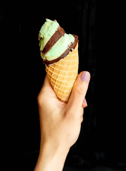 Kéz Lágy Jégkrémet Tart Egy Csokis Mentás Gofris Pohárban Fekete — Stock Fotó